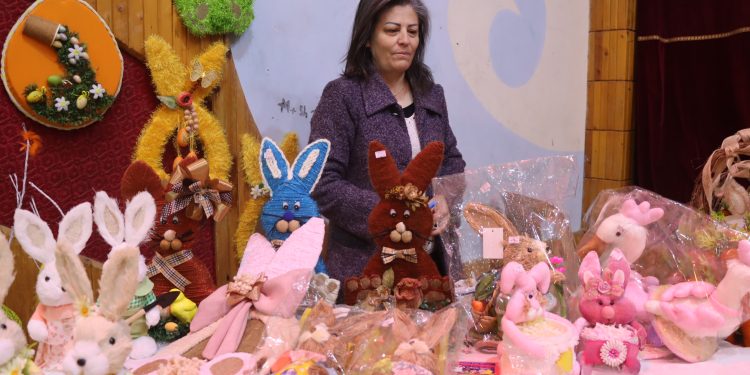 من الهواية إلى المعارض.. قصة نجاح في الأعمال اليدوية