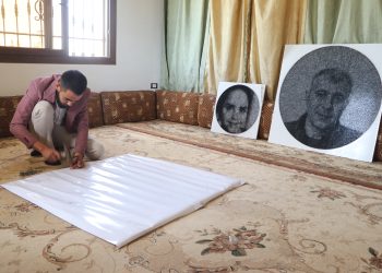بإصرارٍ وشغف… رسام يحوّل الخيط والمسامير إلى لوحاتٍ تنبضُ بالحياة