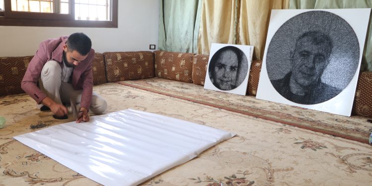 بإصرارٍ وشغف… رسام يحوّل الخيط والمسامير إلى لوحاتٍ تنبضُ بالحياة