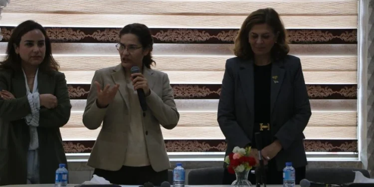 الإدارة الذاتية تناقش قضايا هامة مع وزيرة الشؤون الاجتماعية والعمل
