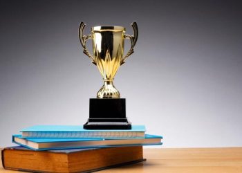 وهم الجائزة” الأدبيّة.. من الاعتراف بالنصّ إلى صناعة “الكاتب المعتمد”