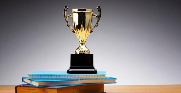 وهم الجائزة” الأدبيّة.. من الاعتراف بالنصّ إلى صناعة “الكاتب المعتمد”