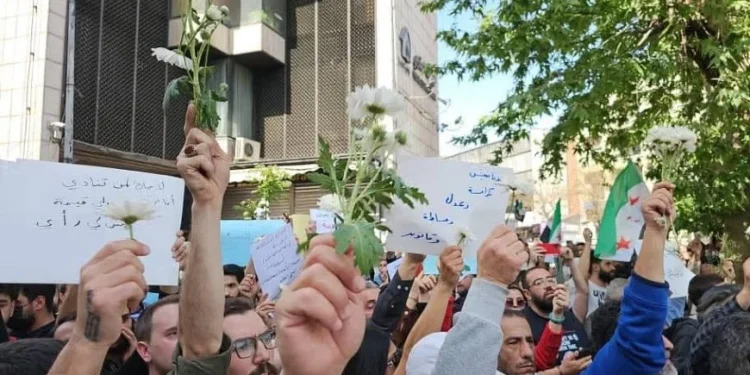 القوى الأمنية للحكومة المؤقتة تعتدي على المحتجين وسط العاصمة دمشق