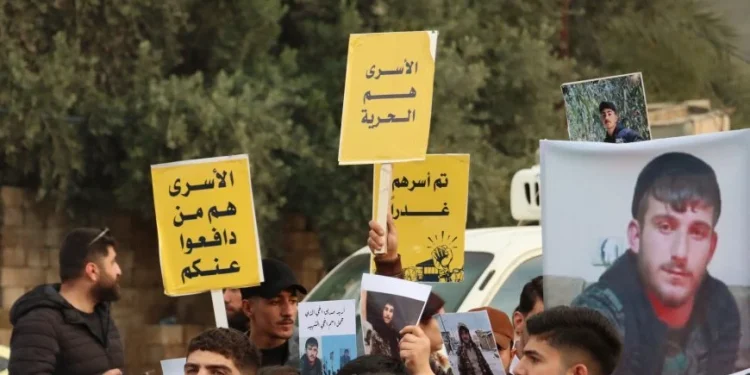 أسرى خلف القضبان والعائلة تترقَّب فجر حريتهم