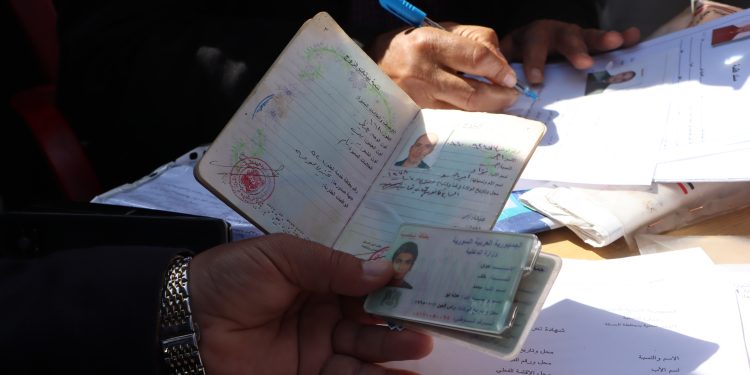 من الظلّ إلى المواطنة.. أكثر من سبعة آلاف مكتوم قيد يسجلون للحصول على الجنسية في الجزيرة
