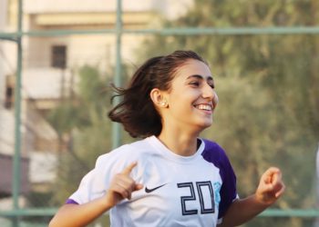 هيفي عمر… نجمة تتألق في الملعب وتغيب عن قائمة المنتخب!