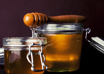 العسل وصحة الجهاز الهضمي.. ماذا يحدث عند تناوله يومياً؟
