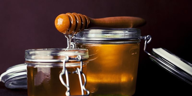 العسل وصحة الجهاز الهضمي.. ماذا يحدث عند تناوله يومياً؟