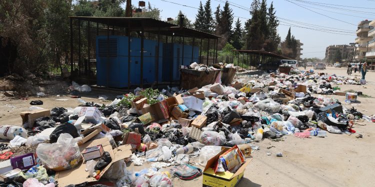 أزمة تراكم النفايات في قامشلو بين شكوى الأهالي وردّ البلدية