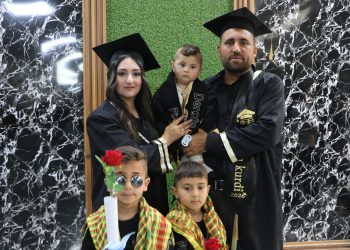 بين فرحة النجاح ودفء العائلة.. زوجان يحتفلان بتخرجهما من جامعة كوباني برفقة أطفالهما