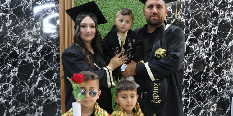 بين فرحة النجاح ودفء العائلة.. زوجان يحتفلان بتخرجهما من جامعة كوباني برفقة أطفالهما