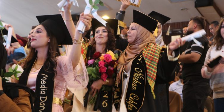 بين الإصرار والتحديات.. أمهات يحققن حلم التخرج من جامعة كوباني
