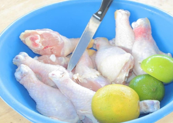 غسل الدجاج قبل الطهي… أضرار أكثر من الفوائد