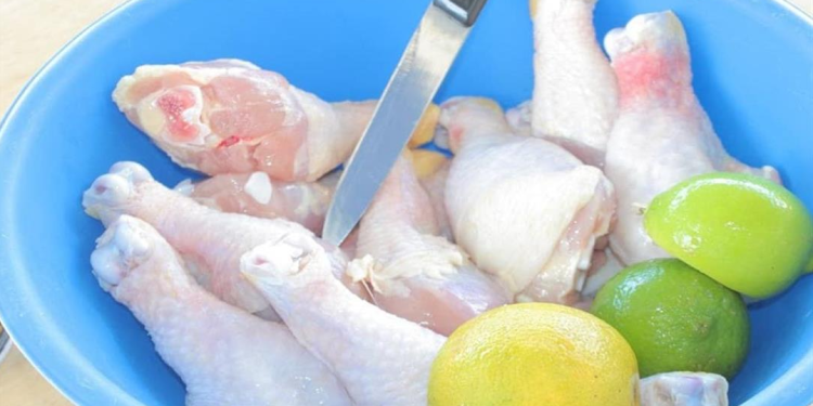 غسل الدجاج قبل الطهي… أضرار أكثر من الفوائد