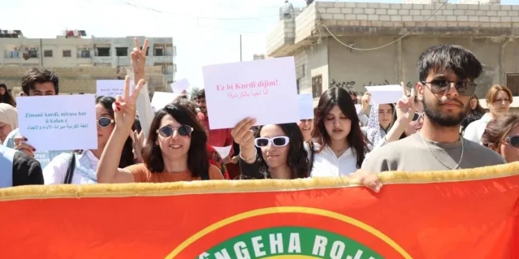 طلبة جامعة روج آفا يطالبون الاعتراف باللغة الكردية وشهاداتهم الجامعية