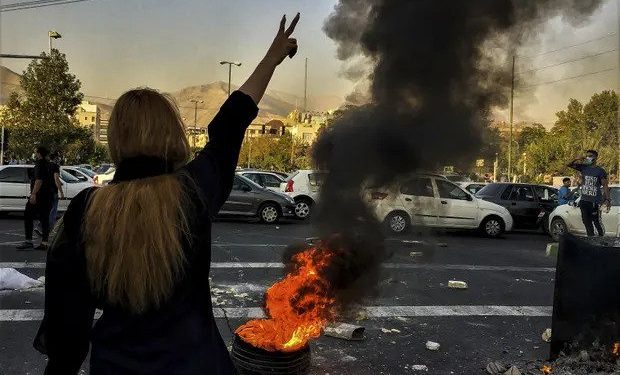  اعتقالات واسعة للنساء المشاركات بانتفاضة كانون الثاني في إيران