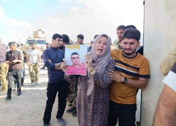 أسرى محررون يكشفون انتهاكات سجون الحكومة المؤقتة ويطالبون بإطلاق سراح من تبقى خلف القضبان