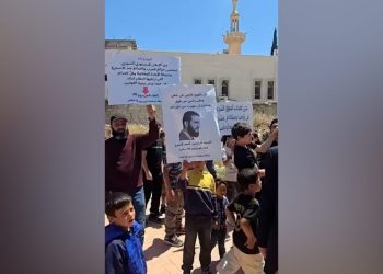 احتجاجات في دمشق ومقتل مدير مدرسة بريف حمص