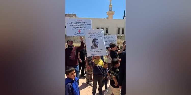 احتجاجات في دمشق ومقتل مدير مدرسة بريف حمص