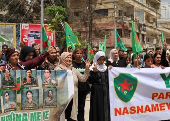 أهالي قامشلو يساندون وحدات حماية المرأة ويطالبون بضمان حقوقها في الدستور السوري
