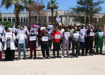 العاملون في القطاع الصحي بقامشلو يحتجون على قرار وزارة الصحة السورية