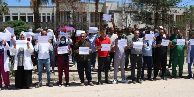 العاملون في القطاع الصحي بقامشلو يحتجون على قرار وزارة الصحة السورية