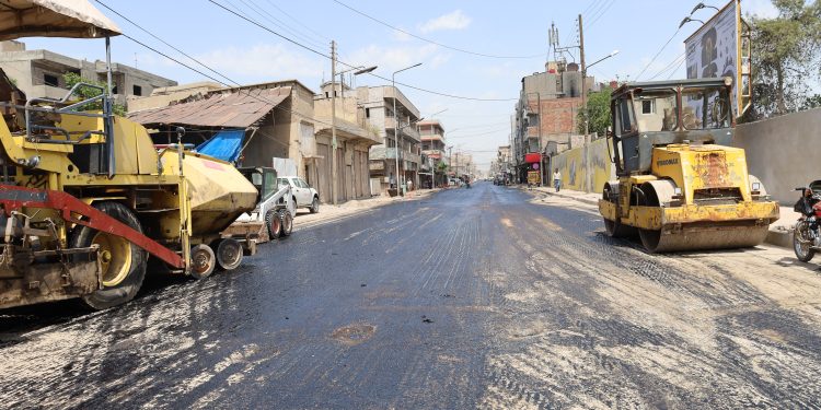 المباشرة بوضع الأسفلت السائل في الشوارع الرئيسية بقامشلو