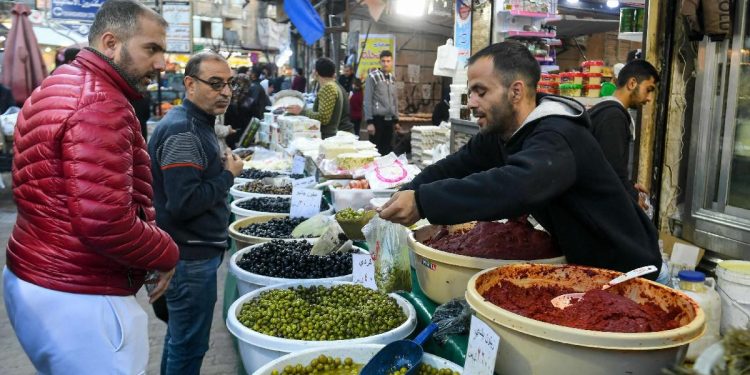 تجار حلب يحذرون من زيادة الضرائب ويتجهون نحو الإضراب