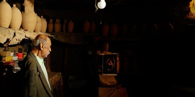 حين يتكلّم الطين.. سيرة الحرفي الأرمني ميساك أنترانيك بيدروس  آخر حراس الذاكرة الفخارية في قامشلو 