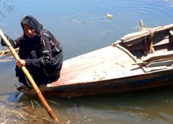 خمسينية تتحدى قسوة الحياة بشباك الصيد وتكافح لتعيش بكرامة