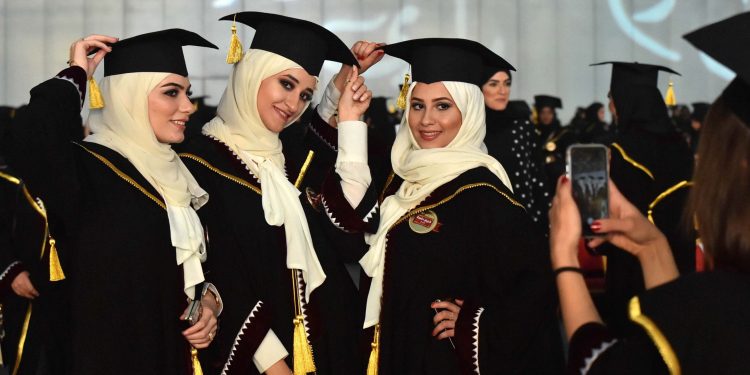 طلاب الجامعات السورية بين تحديات سوق العمل ودورهم في إعادة بناء المجتمع