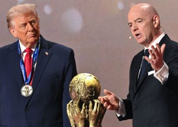 تحذيرات مرعبة.. هل تجرى مباريات كأس العالم بدون جمهور؟