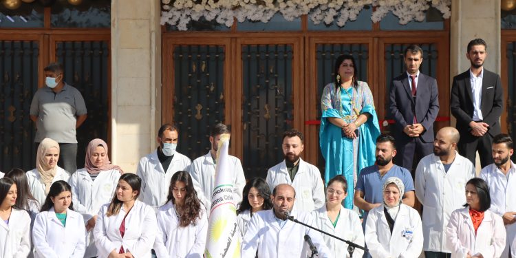 المشفى الوطني في قامشلو… خدمات واسعة داخل مبنى ما يزال قيد الترميم
