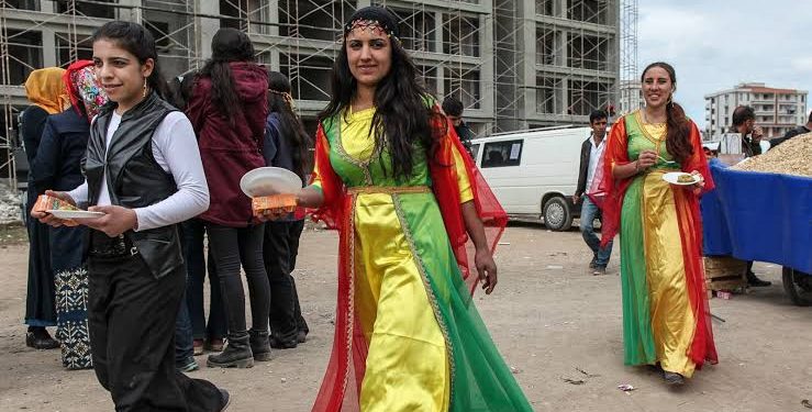 “شال وشبك”.. حين تروي الثقافة الكردية تاريخ الأجداد