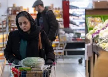 الحرب والتضخم يدفعان النساء في إيران إلى واجهة الأزمة المعيشية