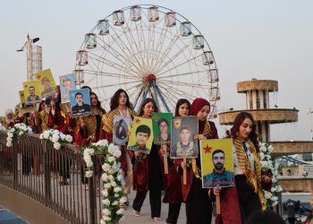 من الدراسة إلى الاعتماد.. طالبات جامعة روج آفا يَرْوِيْنَ رحلة جيل آمن بلغته