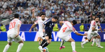 ميسي يحطم رقماً قياسياً بركلة حرة ساحرة في شباك الأردن