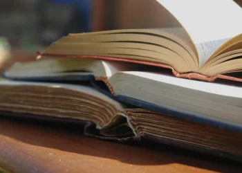التكثيف بين المعنى والإبهام
