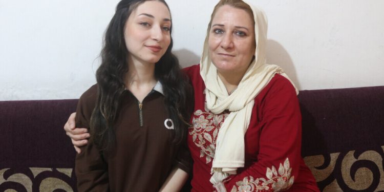 حين يصبح الصمت لغة النجاح… شابة تهزم فقدان السمع والكلام بالإرادة والعمل