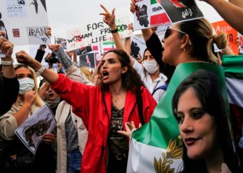 في مواجهة القيود واسترداداً للحرية وضمان الحقوق.. النضال النسوي في إيران مستمر