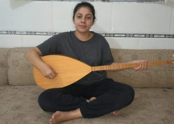 الموسيقى صديقتها الأقرب.. طالبة جامعية تجِدُ ذاتها في عزف البزق