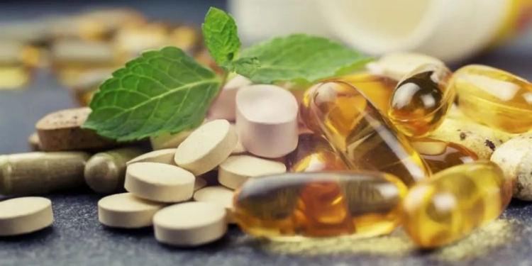 خبراء يحذرون من الإفراط في المكملات الغذائية وضرر ذلك على الكلى والكبد