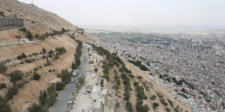 سوريا بعد عام ونصف… وطنٌ يزداد فقراً وأسئلةٌ تزداد ثقلاً