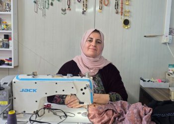 مهارة امرأة مُتْقِنَةٍ في الحفاظ على التراث والأزياء الكردية