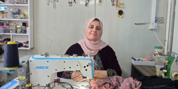 مهارة امرأة مُتْقِنَةٍ في الحفاظ على التراث والأزياء الكردية