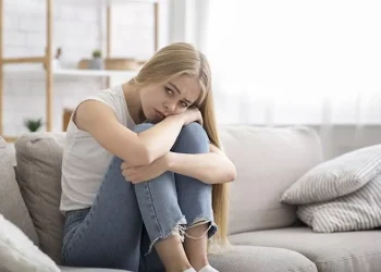 الوحدة في زمن التواصل.. كيف أصبحنا أكثر قُربًا من بعضنا وأكثر بُعدًا عن بعضنا؟