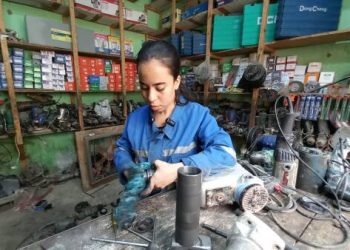 بجرأة وإتقان.. شابة صعيدية تتحدى الأعراف وتتفوق في إصلاح المعدات الكهربائية