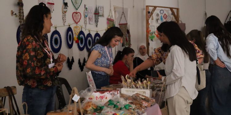 “أنامل تُبدِع”… معرض نسوي يفتح نافذة للمشاريع الصغيرة