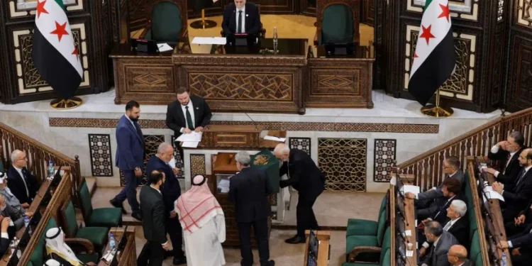 أعضاء البرلمان السوري يصوّتون على مسوّدة نظامه الداخلي