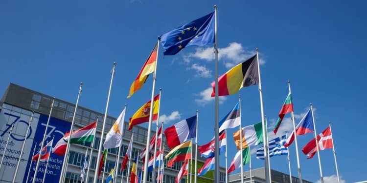 إمبراطورية الوهم ومفارقة الدائنِ المدين